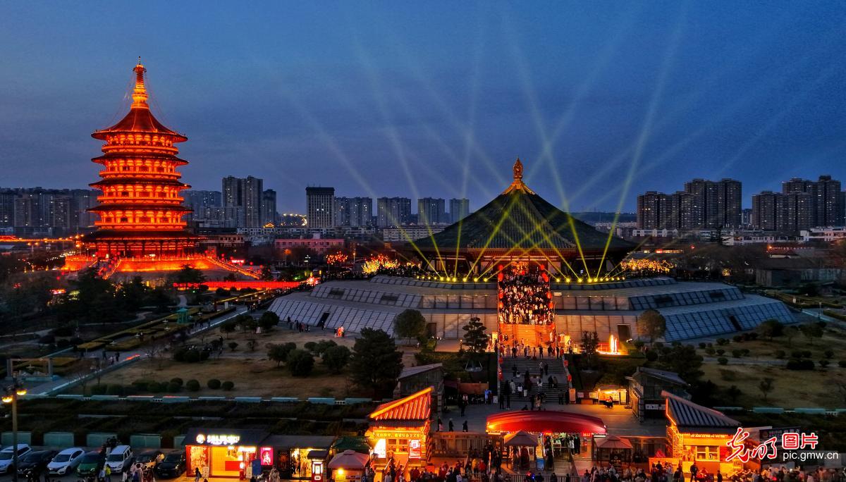 【新春走基层·小镜头里的幸福年】光影绘新春 夜经济让年味更有“烟火劲”