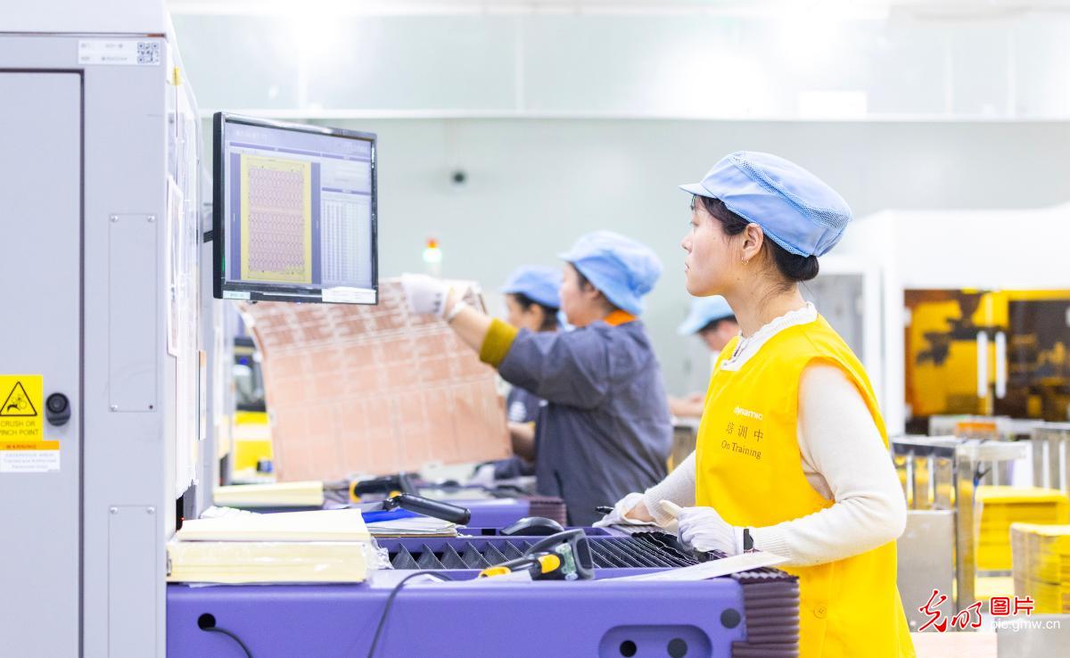 坚守岗位赶订单