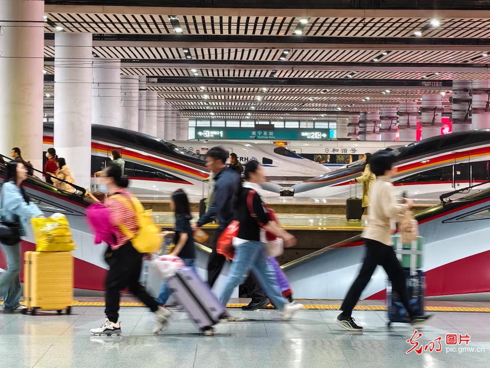 【新春走基层·小镜头里的幸福年】带着期盼赴新程 春运返程秩序井然