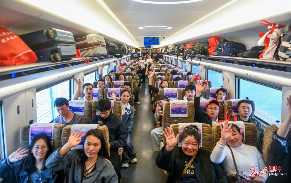 【新春走基层·小镜头里的幸福年】带着期盼赴新程 春运返程秩序井然