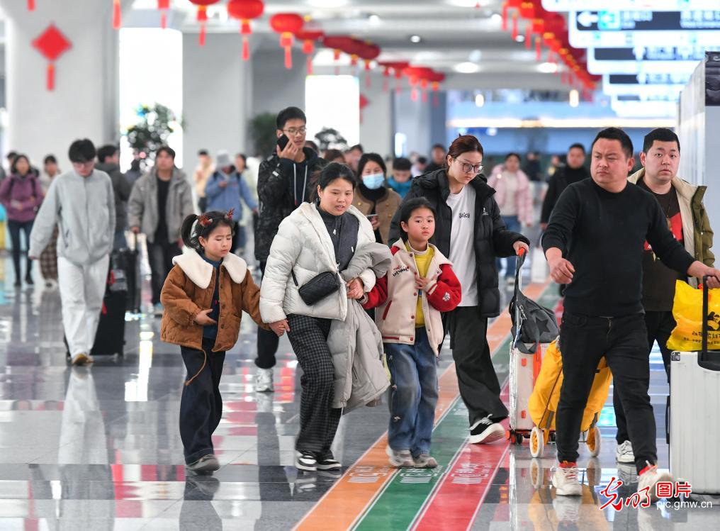 【新春走基层·小镜头里的幸福年】带着期盼赴新程 春运返程秩序井然