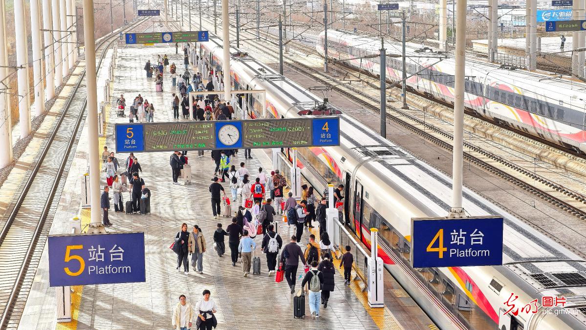 【新春走基层·小镜头里的幸福年】带着期盼赴新程 春运返程秩序井然