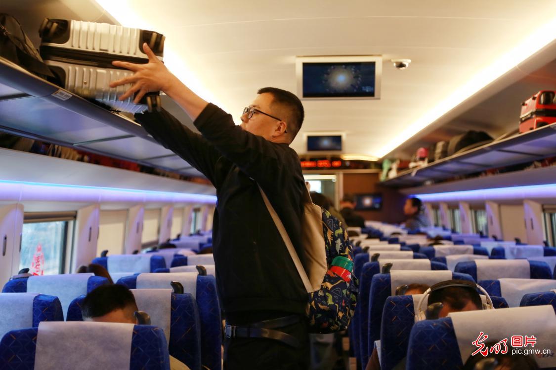 【新春走基层·小镜头里的幸福年】带着期盼赴新程 春运返程秩序井然