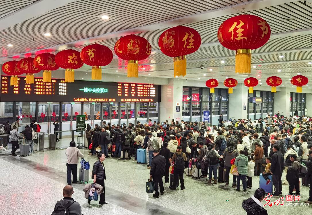 【新春走基层·小镜头里的幸福年】带着期盼赴新程 春运返程秩序井然