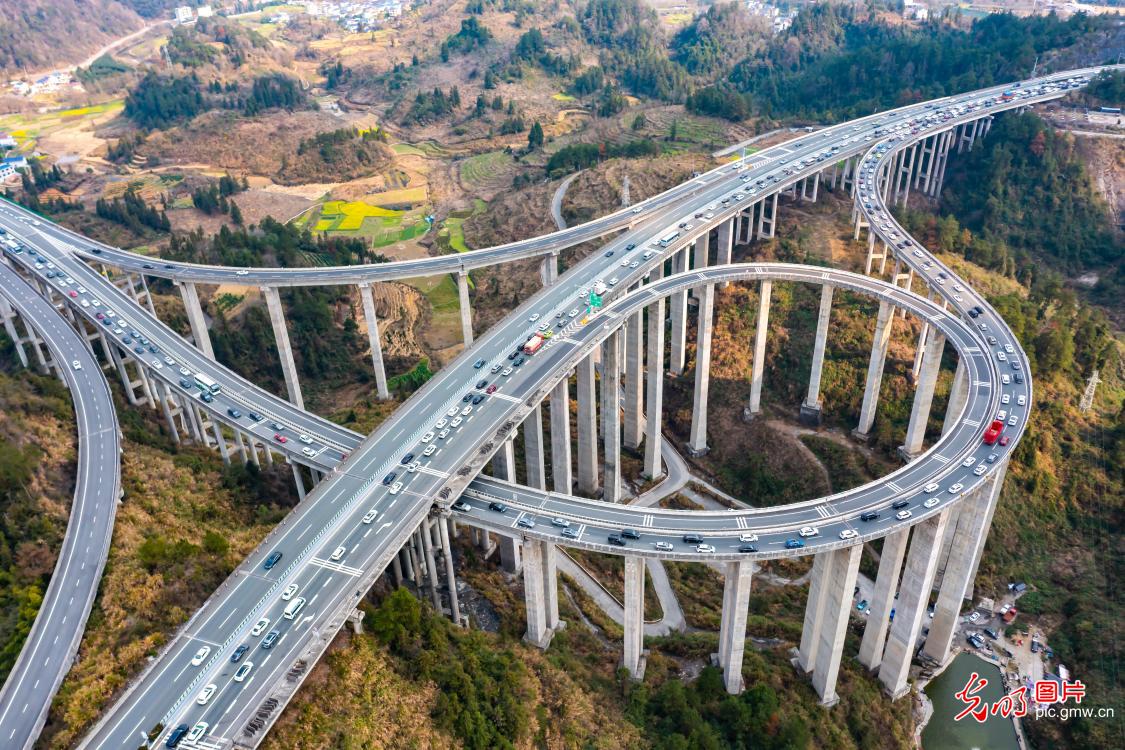 【新春走基层·小镜头里的幸福年】带着期盼赴新程 春运返程秩序井然