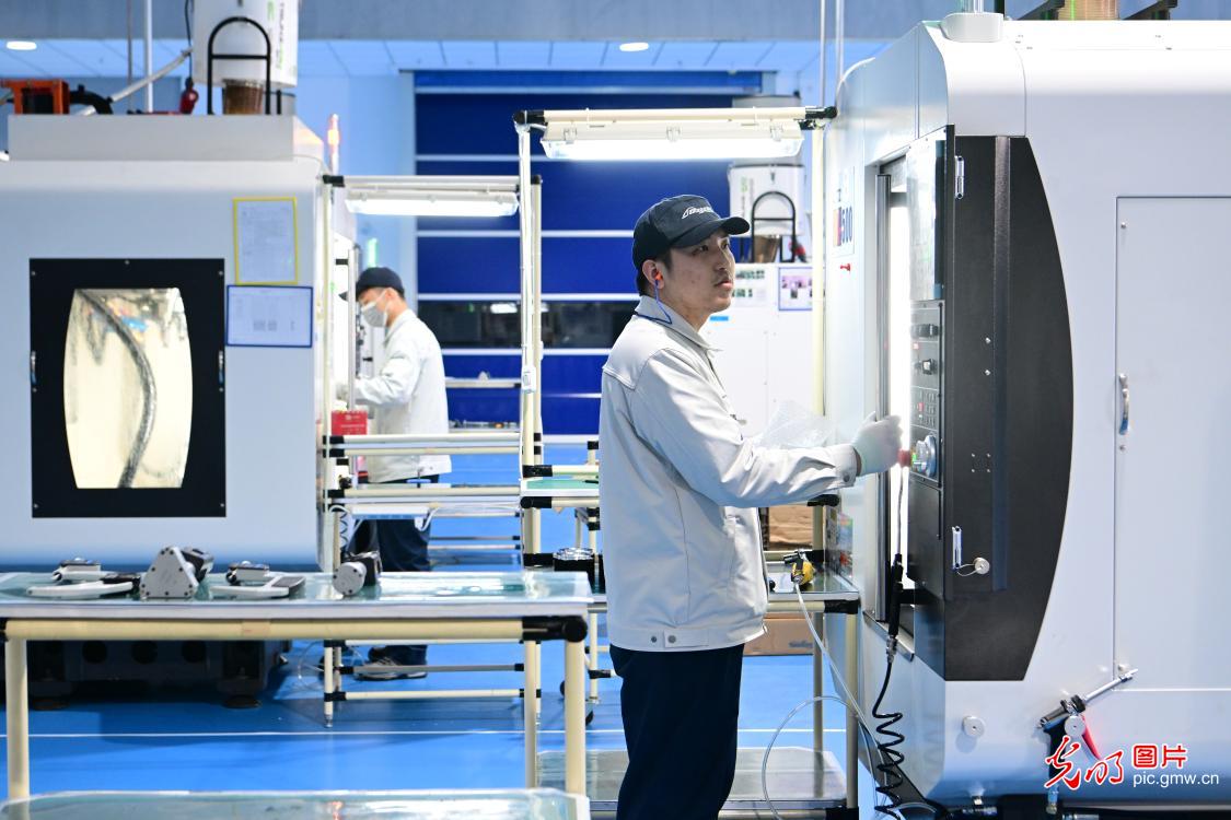 新春开工首日 各地工厂冲刺开门红 新春开工首日 各地工厂冲刺开门红