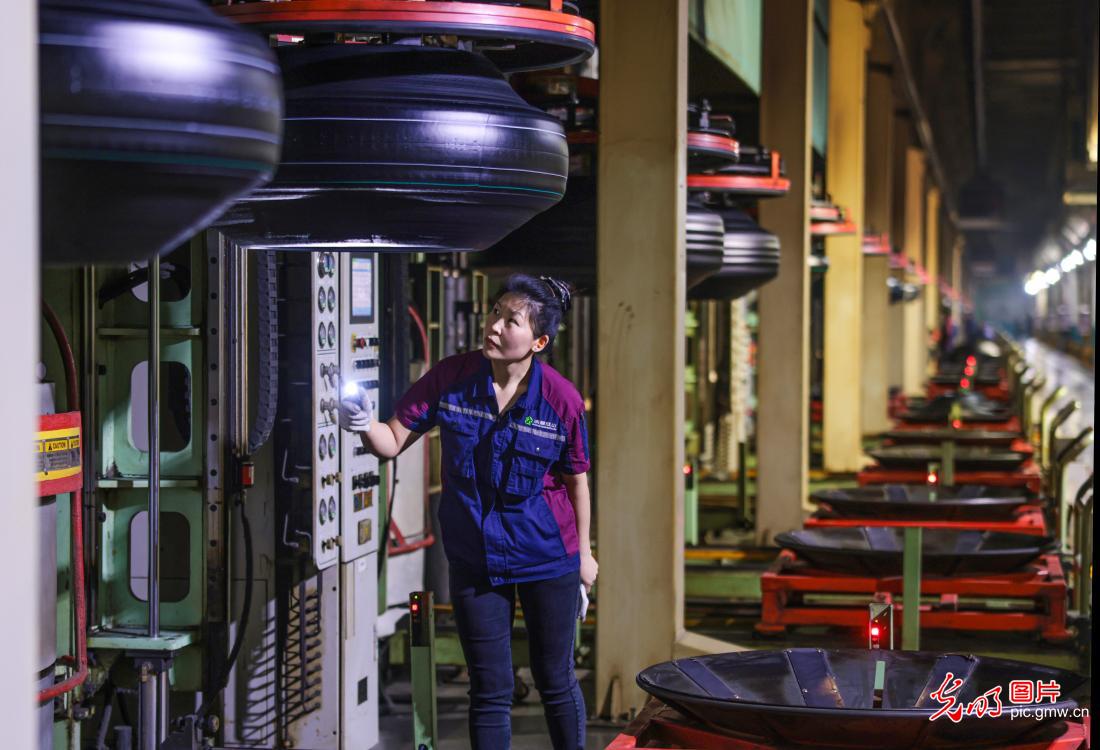 新春开工首日 各地工厂冲刺开门红 新春开工首日 各地工厂冲刺开门红