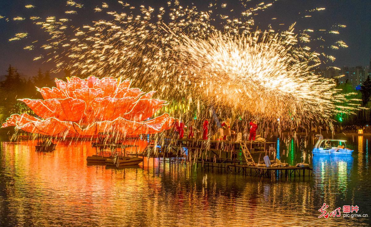 花灯璀璨铁花飞 流光溢彩迎元宵