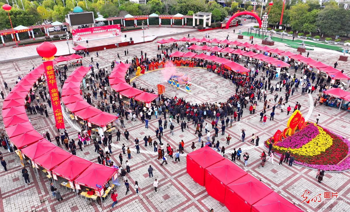 春招火热 精准就业