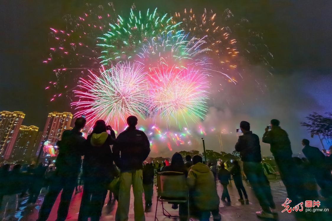 焰火无人机秀喜迎元宵