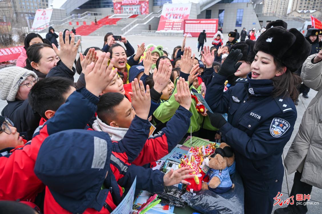 践行雷锋精神 传递时代温暖