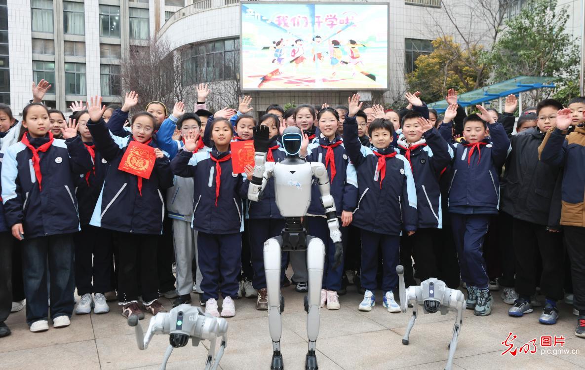 机器人互动迎开学