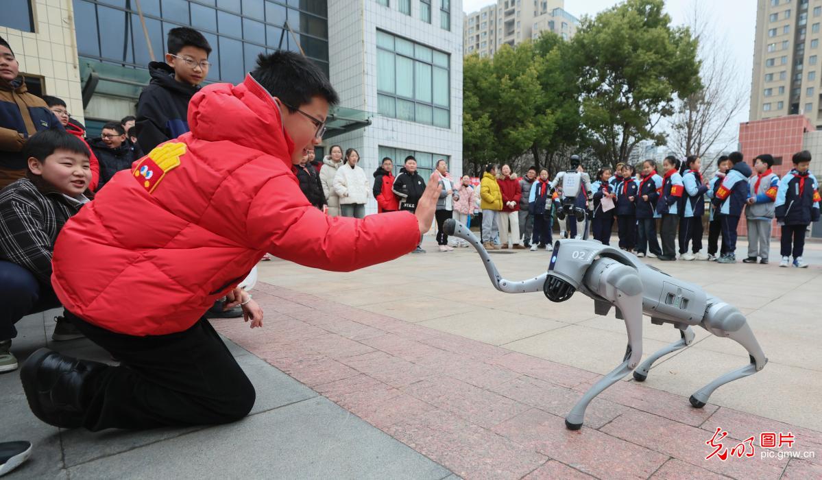 机器人互动迎开学