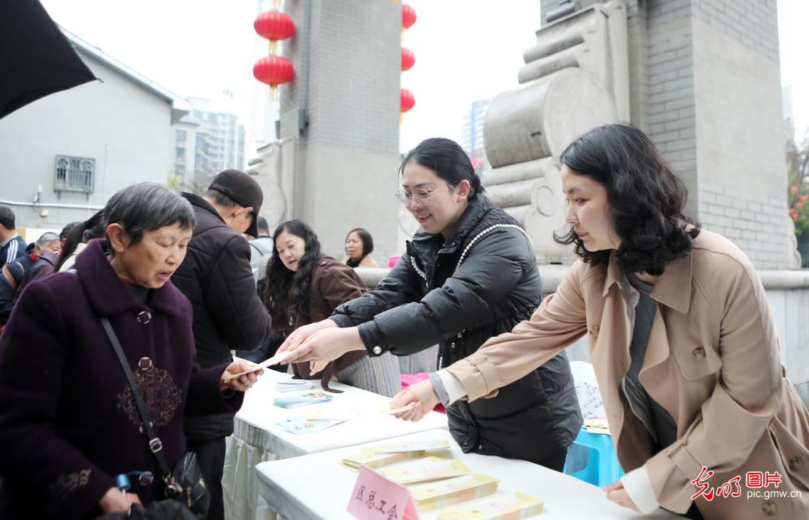 巾帼普法进社区 法治春风润万家