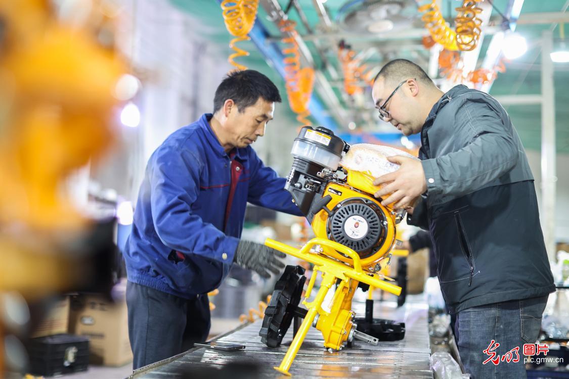 农机忙生产 全力保春耕