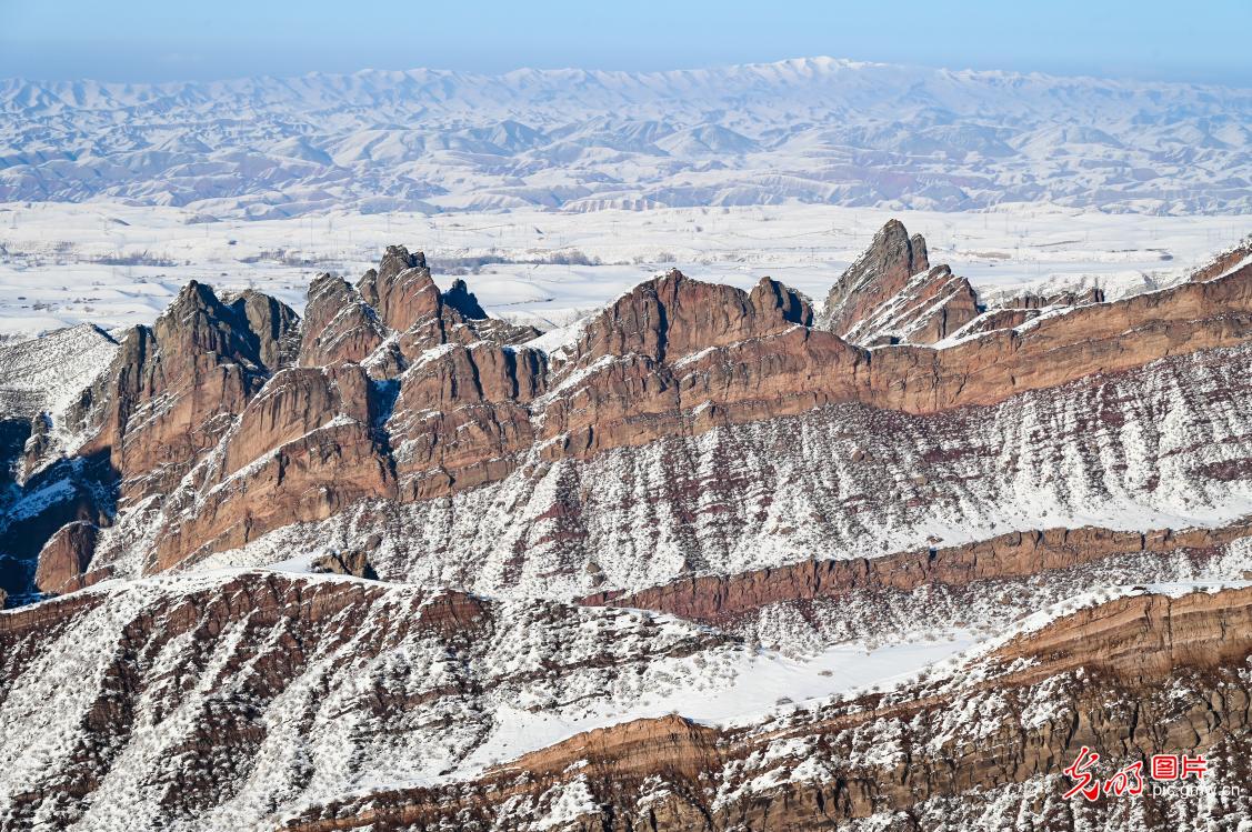 百里丹霞披银装