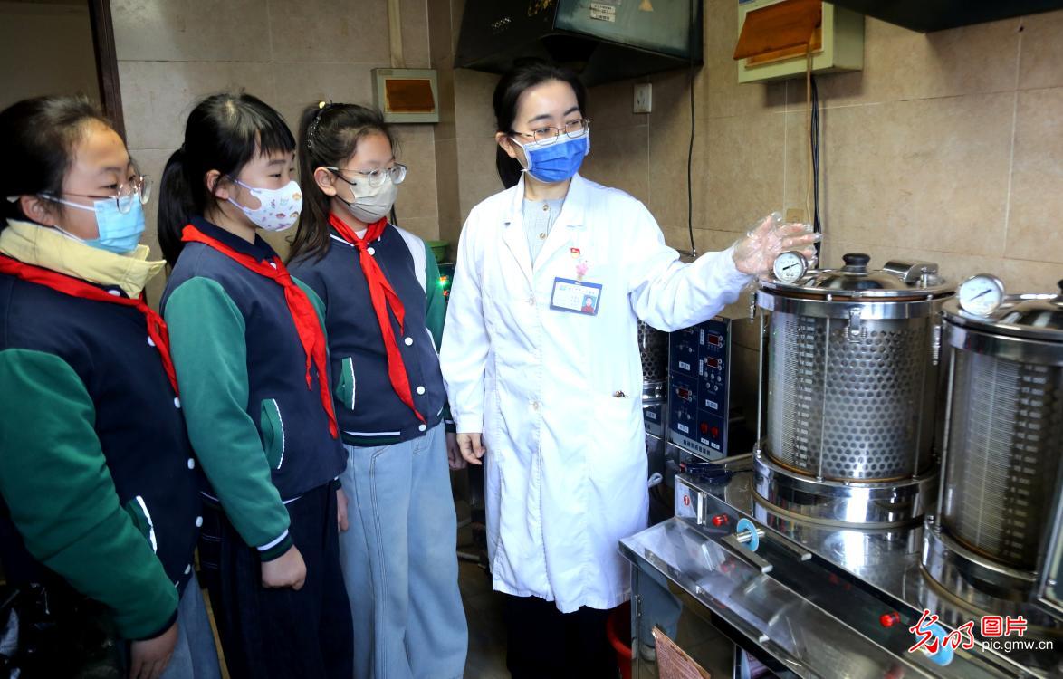 走进中医馆 体验中医药文化