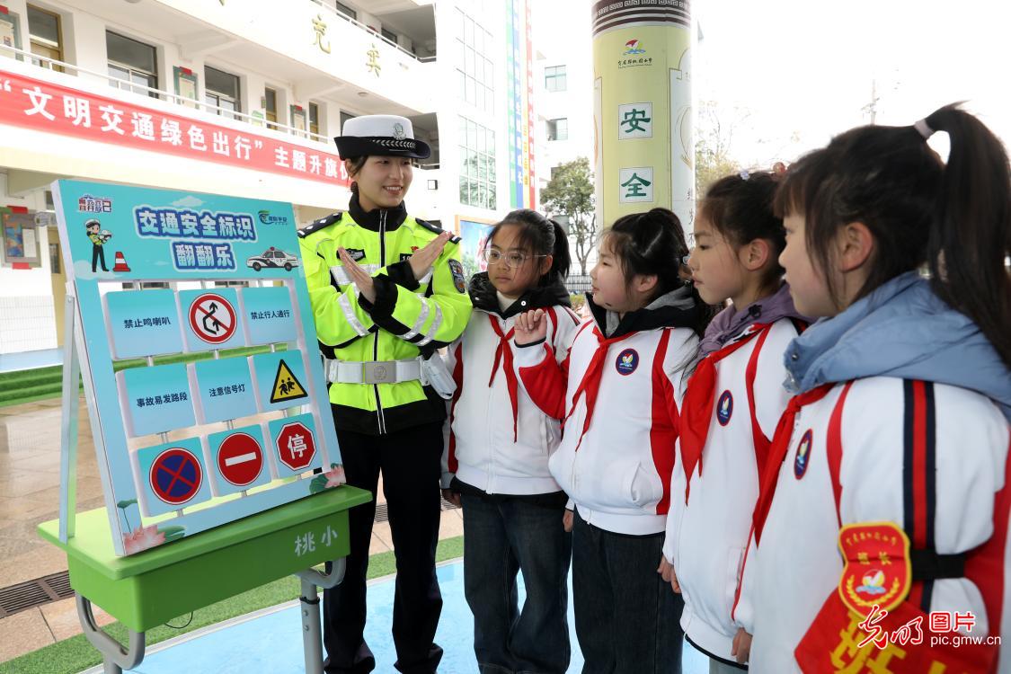 趣味学交规 安全伴成长