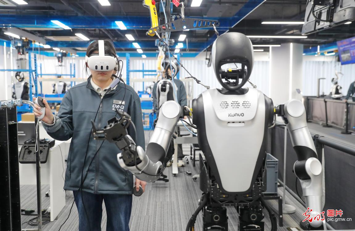 “00后”为机器人当“启蒙老师”