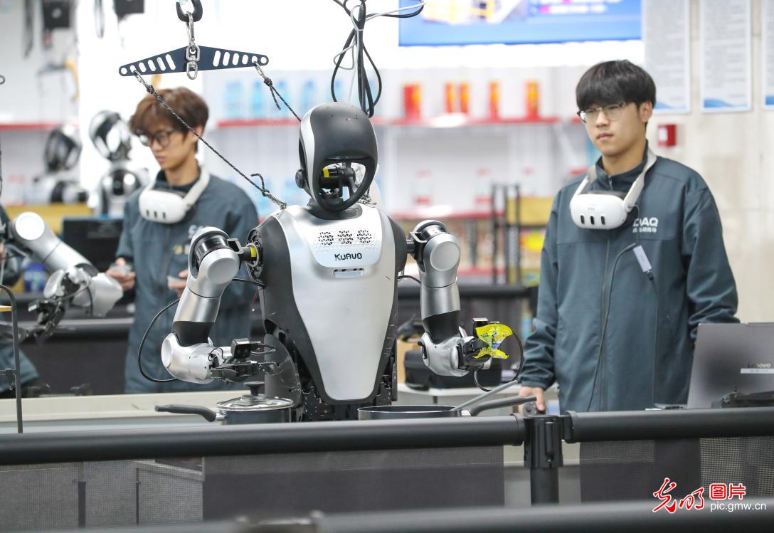 “00后”为机器人当“启蒙老师”