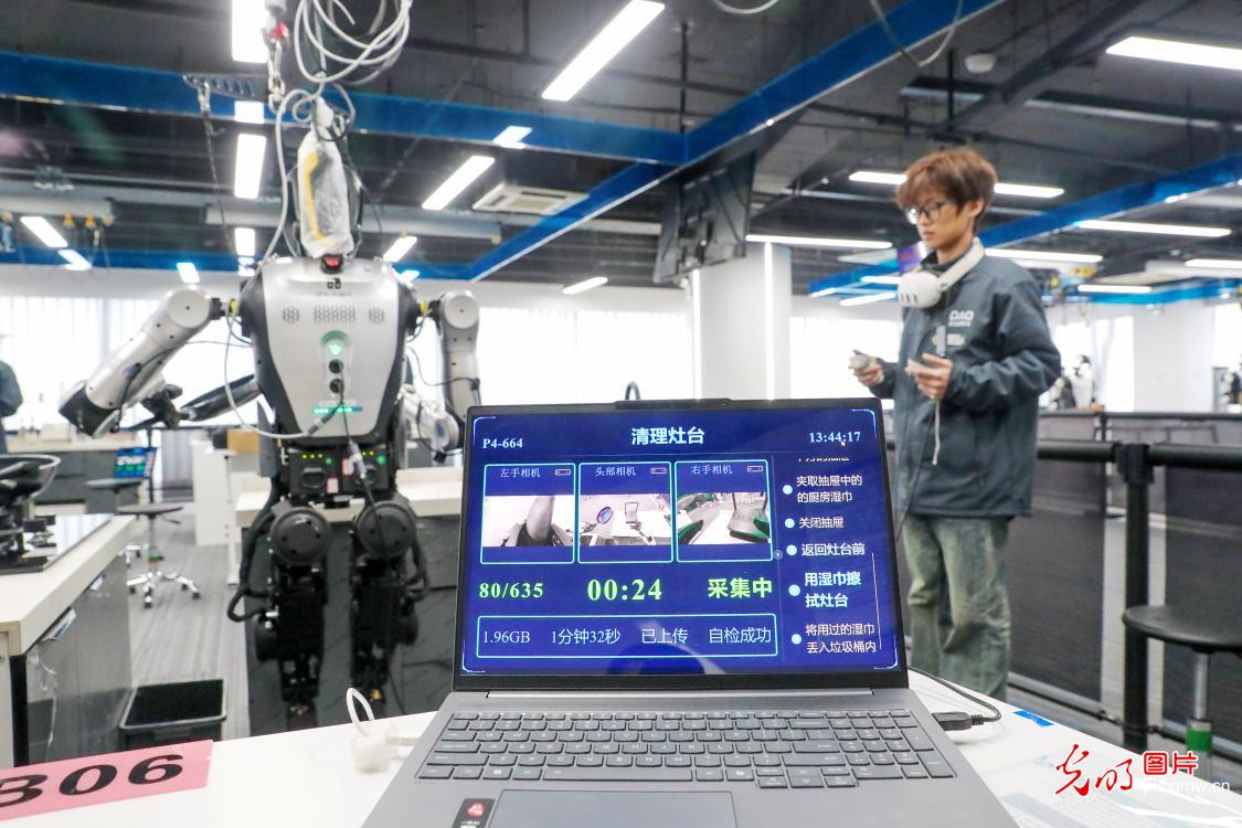 “00后”为机器人当“启蒙老师”