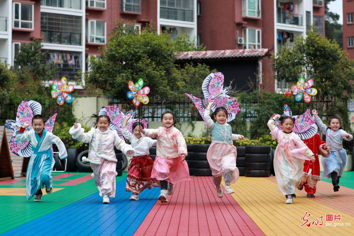 萌娃迎春分 民俗添童趣