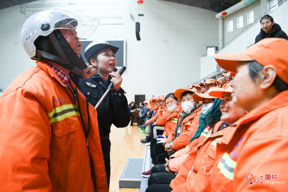 严守环卫交通“安全关”