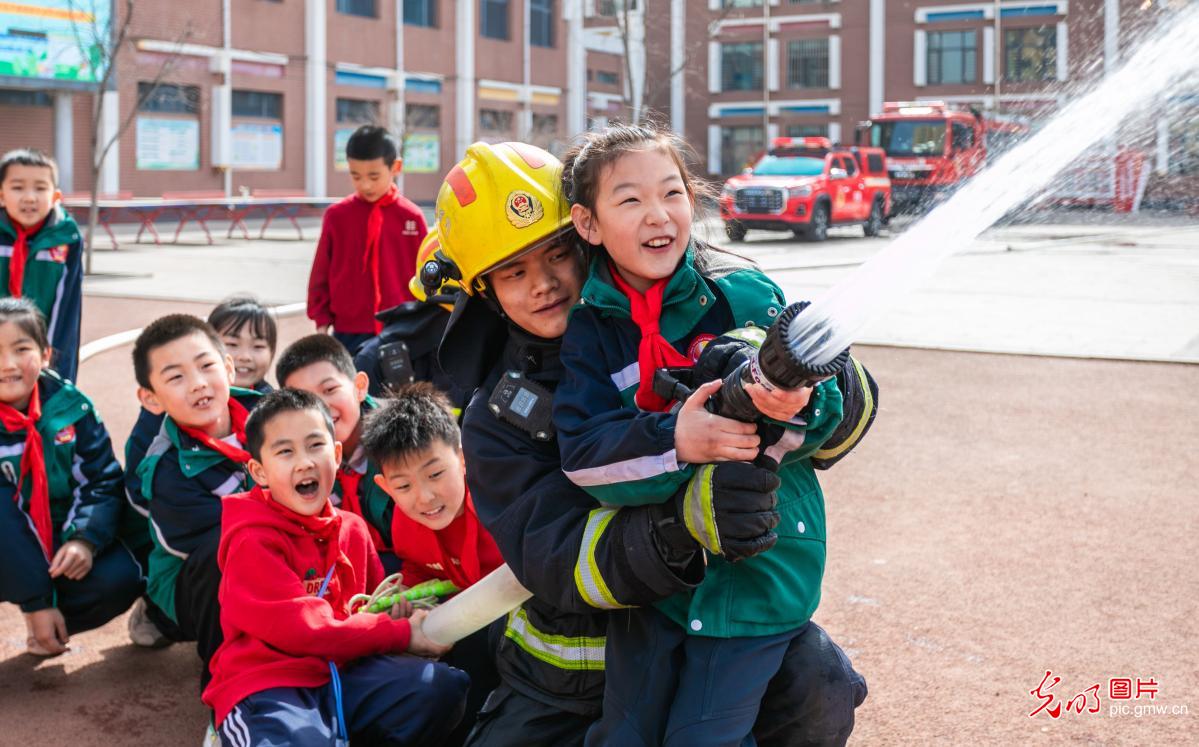 消防安全进校园 互动体验学技能 消防安全进校园 互动体验学技能