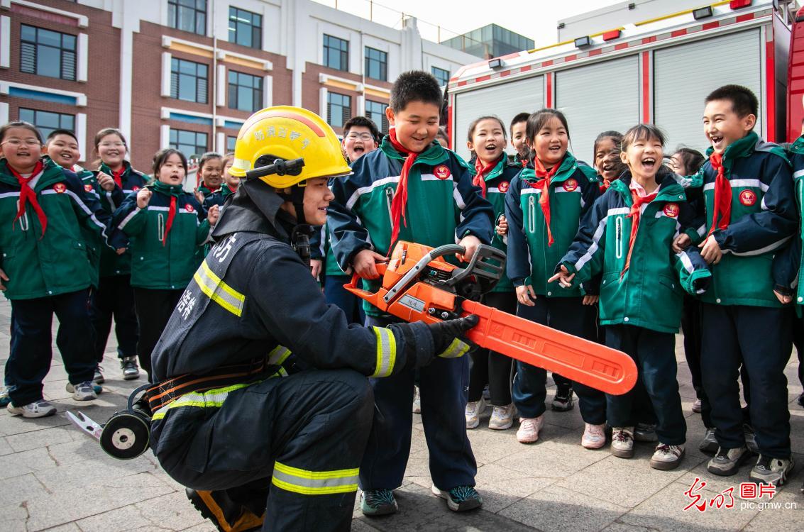 消防安全进校园 互动体验学技能 消防安全进校园 互动体验学技能