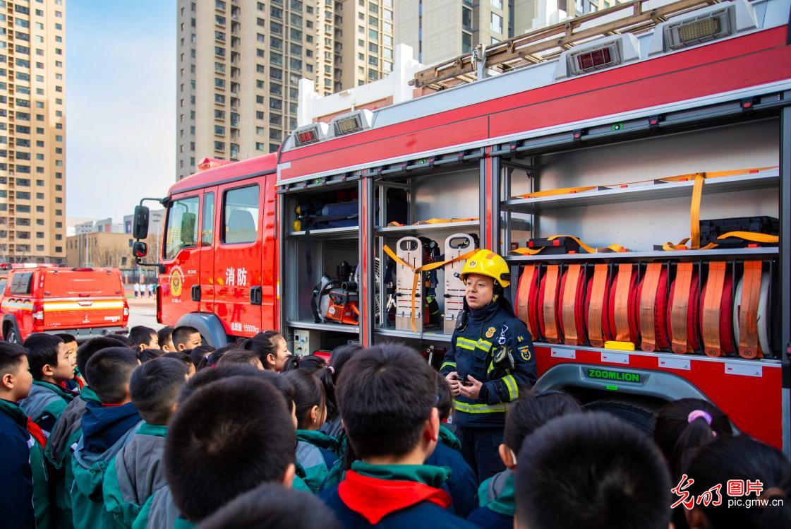 消防安全进校园 互动体验学技能 消防安全进校园 互动体验学技能