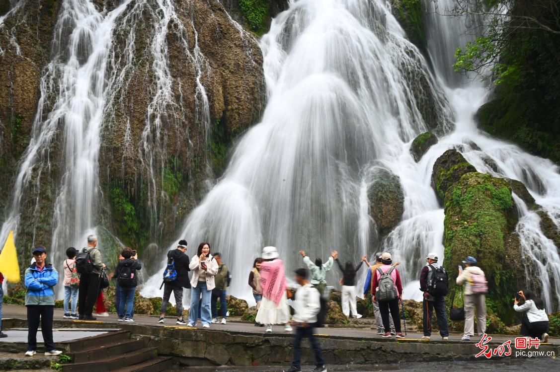春风拂荔波 石桥映清流