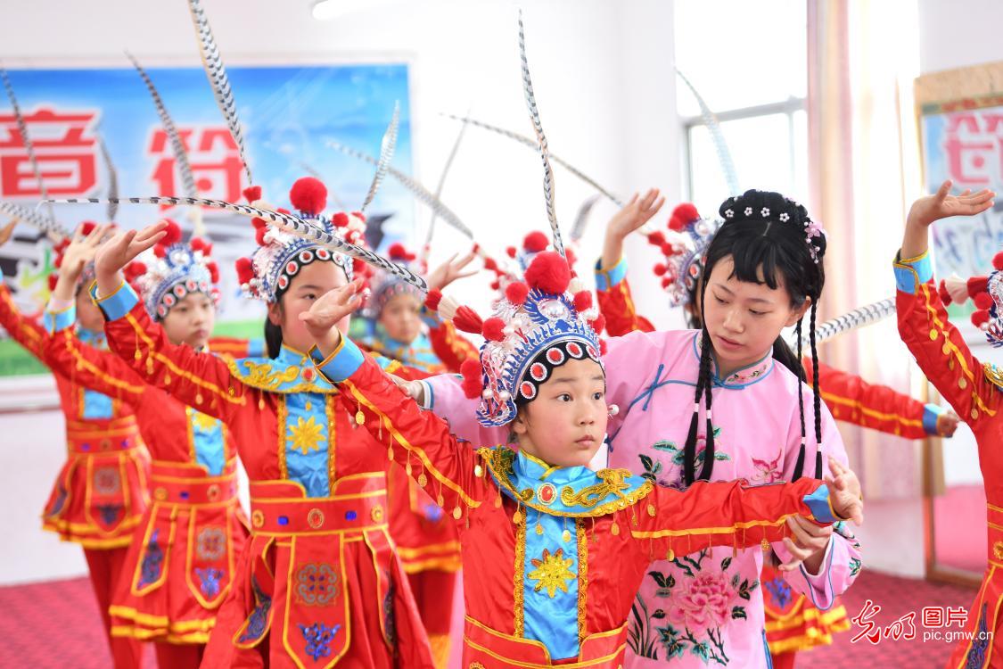 戏剧进校园 传统文化“活”在课堂