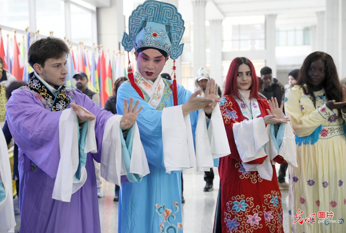 戏剧进校园 传统文化“活”在课堂