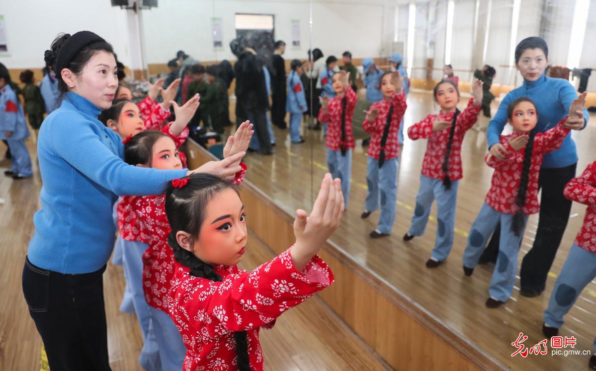 戏剧进校园 传统文化“活”在课堂