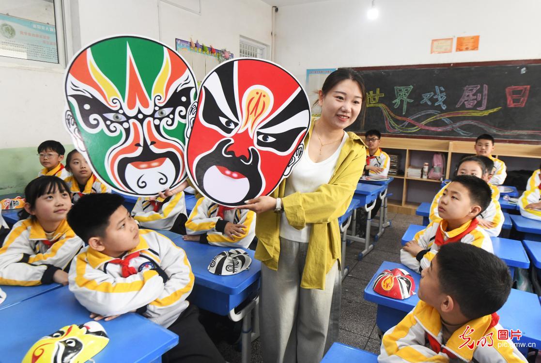 戏剧进校园 传统文化“活”在课堂