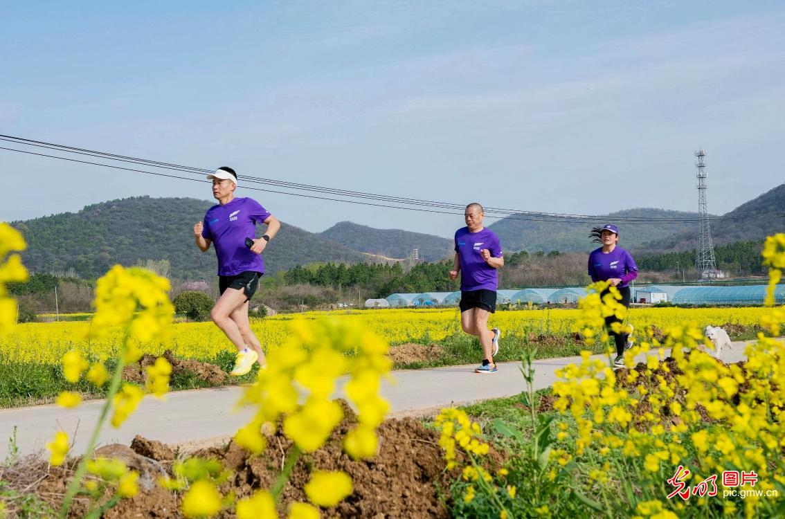 花间奔跑 打卡春天