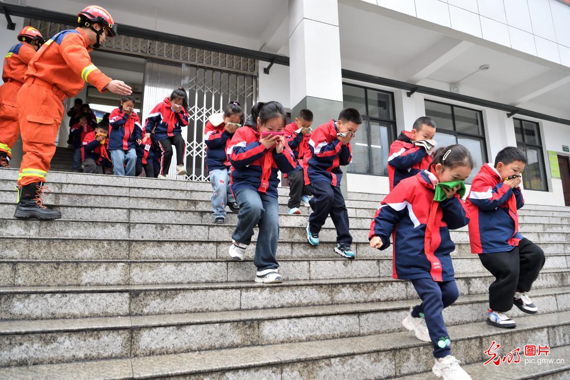 同守护 共成长:各地开展中小学生安全教育日主题活动 同守护 共成长:各地开展中小学生安全教育日主题活动