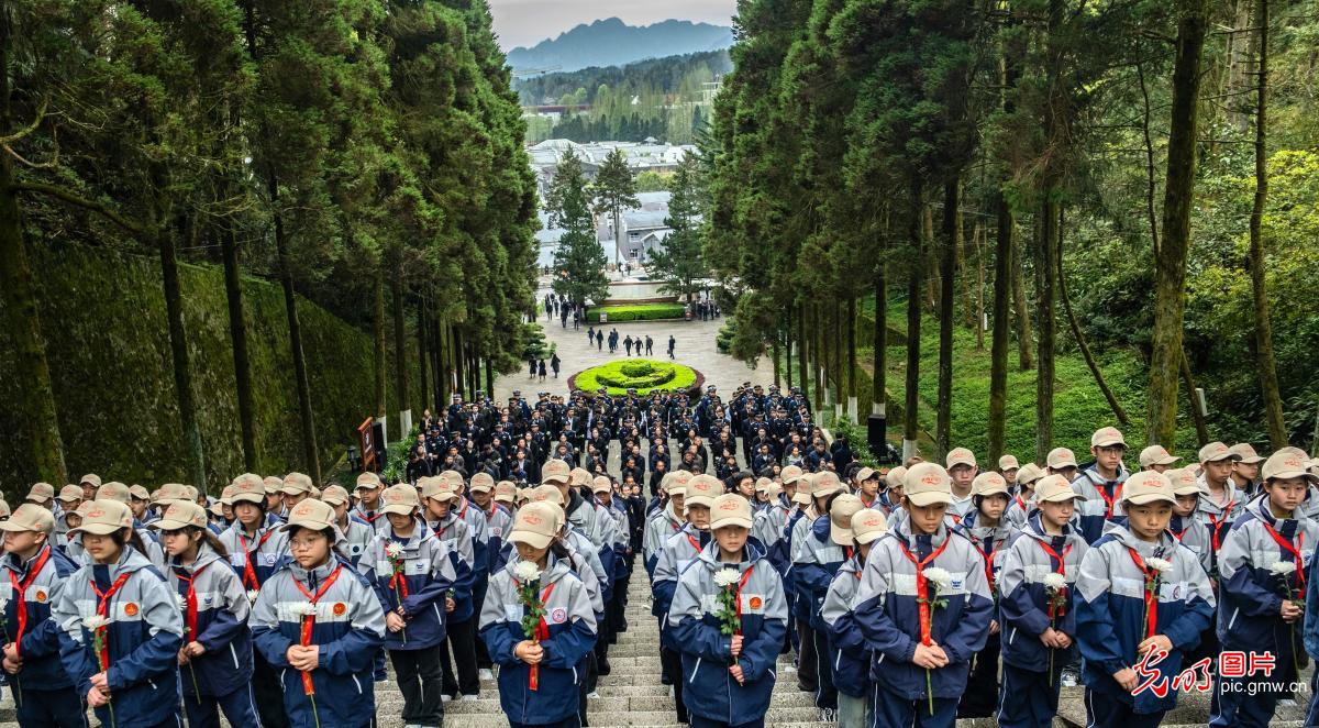 清明寄哀思 英烈永铭记