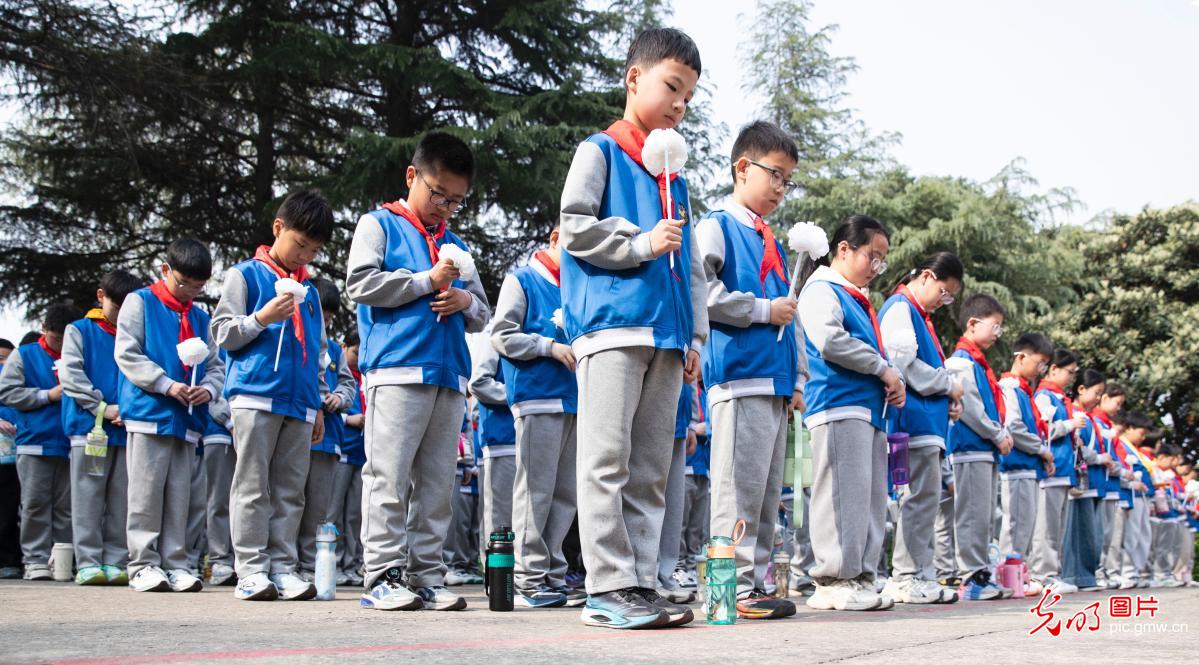 清明寄哀思 英烈永铭记