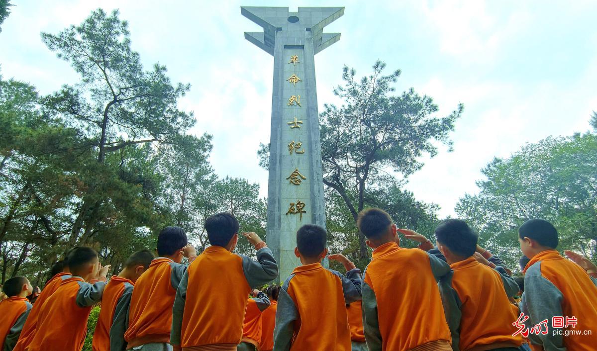 清明寄哀思 英烈永铭记