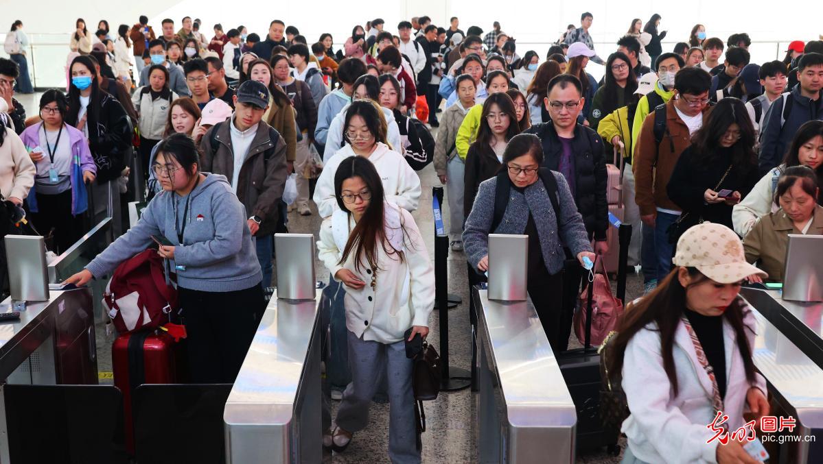 清明假期首日 铁路迎来客流最高峰