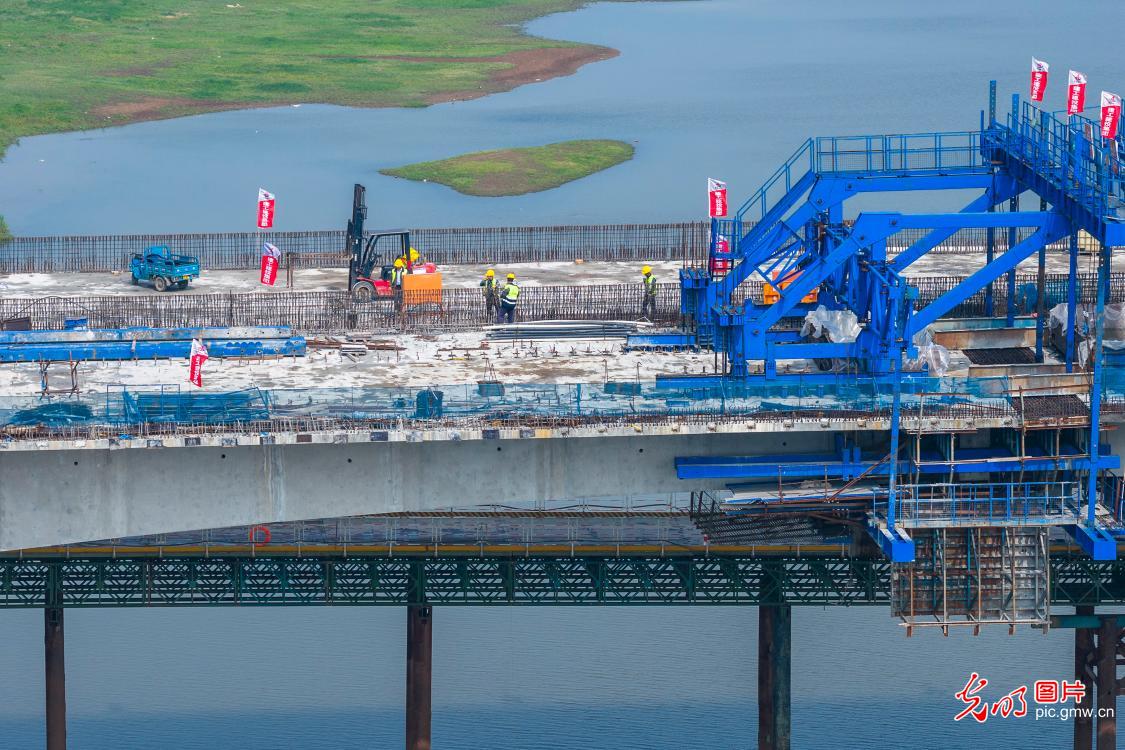 坚守岗位度假期