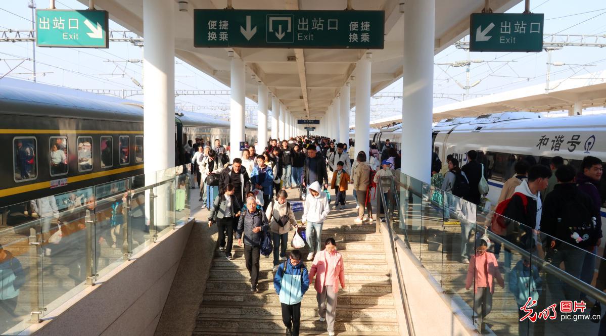 清明假期首日 铁路迎来客流最高峰