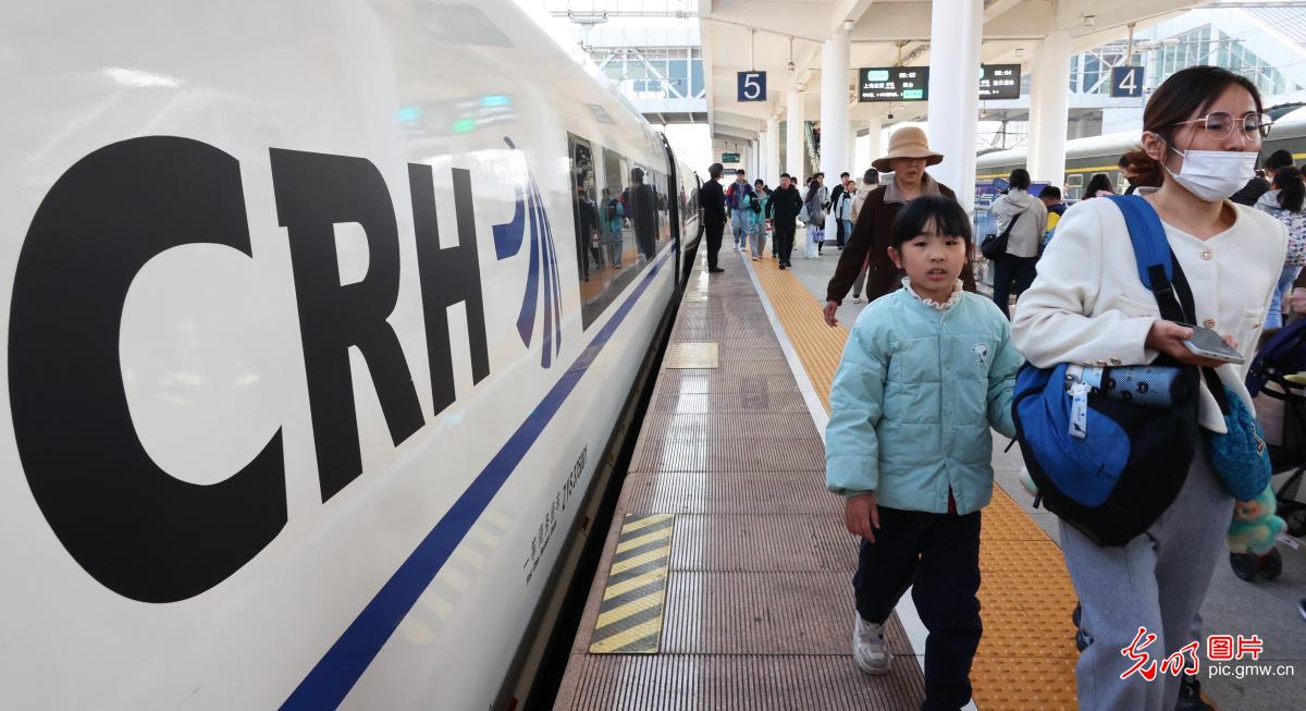 清明假期首日 铁路迎来客流最高峰