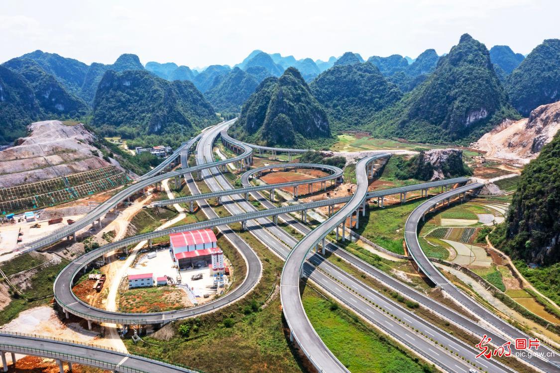 不负好春光 公路建设忙