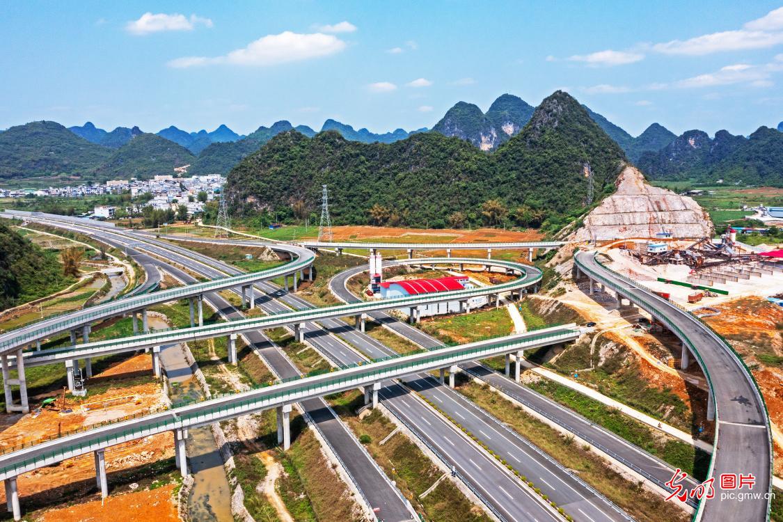 不负好春光 公路建设忙