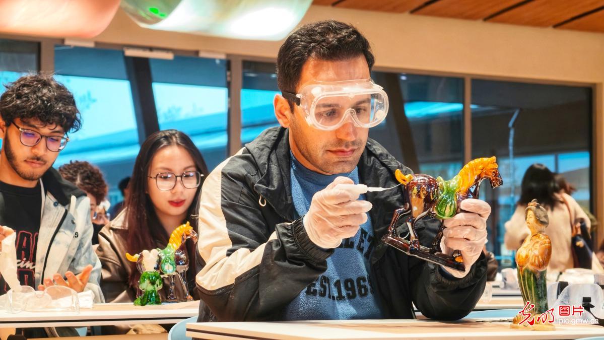 外国青年体验文物修复