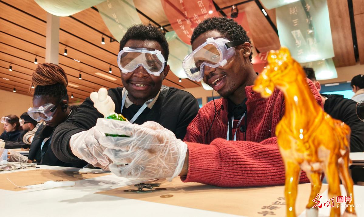 外国青年体验文物修复