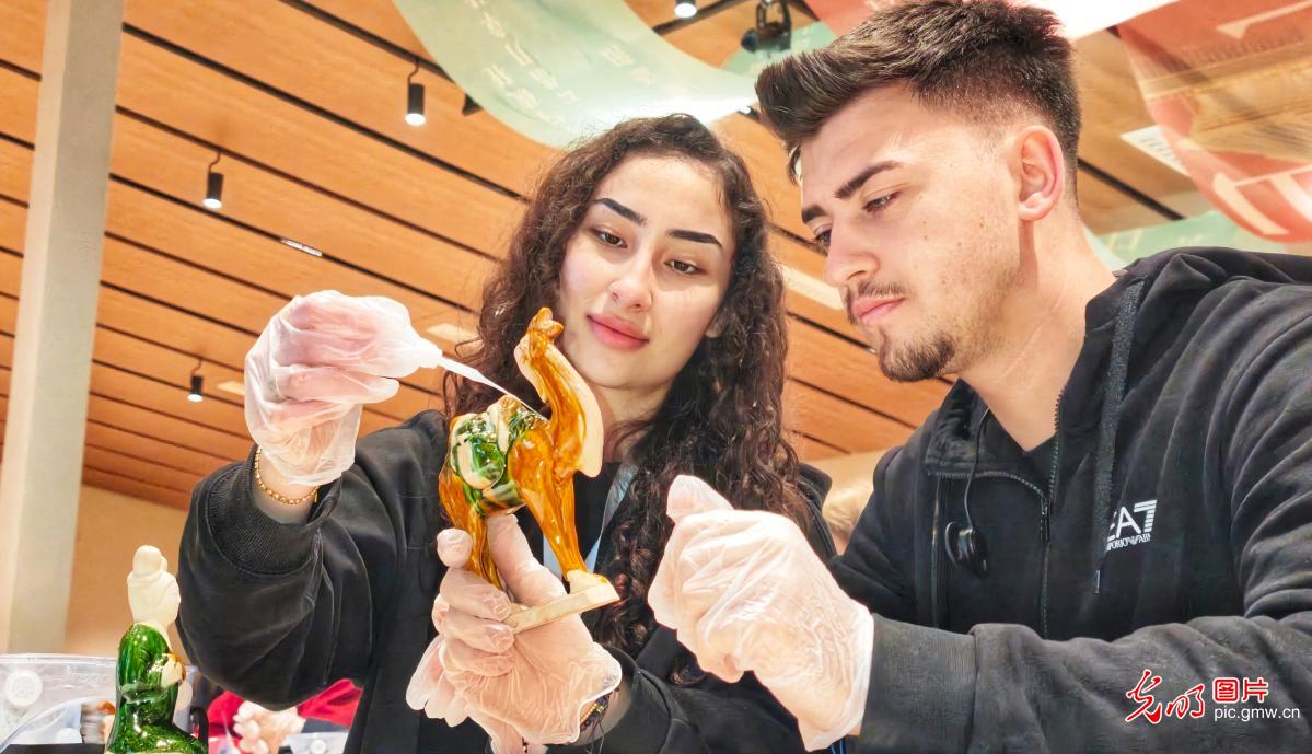 外国青年体验文物修复