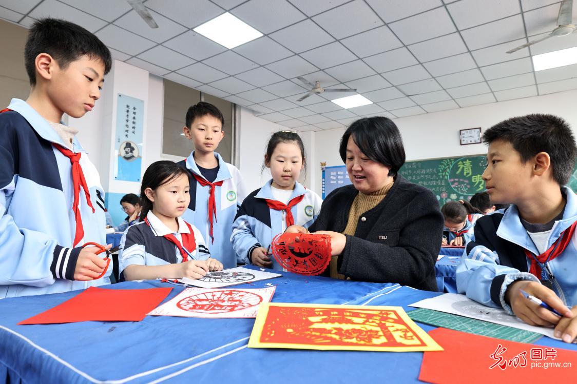 剪纸润童心 国安记心间